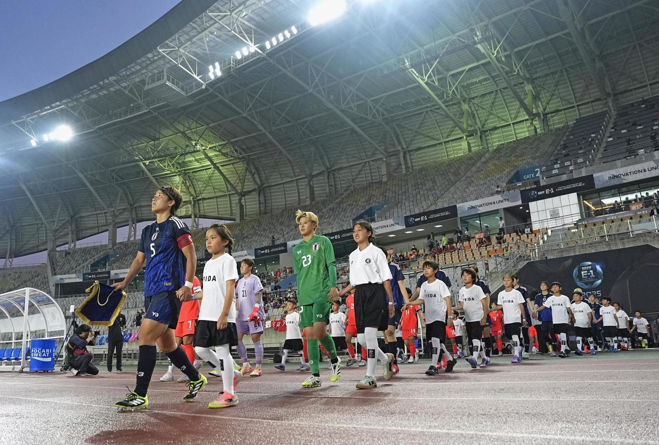 韓国戦に臨む高橋（左端）ら女子日本代表（共同）
