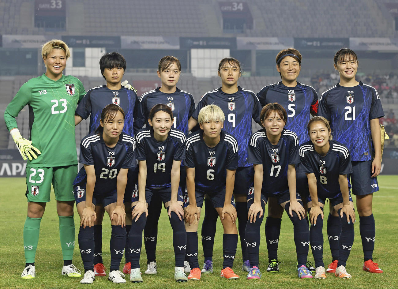 韓国戦に臨む女子日本代表。（前列左から）愛川、中嶋、菅野、浜田、成宮、（後列左から）GK大熊、上野、吉田、山本、高橋、石川（共同）