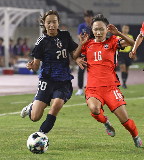 日本―韓国　前半、競り合う愛川（左）（共同）