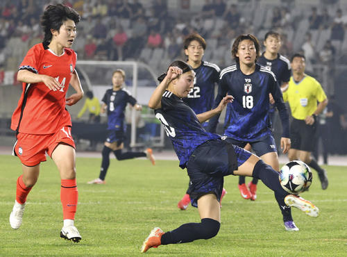 日本対韓国　後半、ゴールを狙う塩越（手前右）（共同）