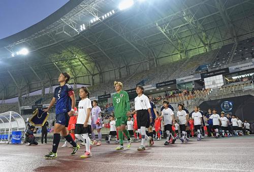 韓国戦に臨む高橋（左端）ら女子日本代表（共同）