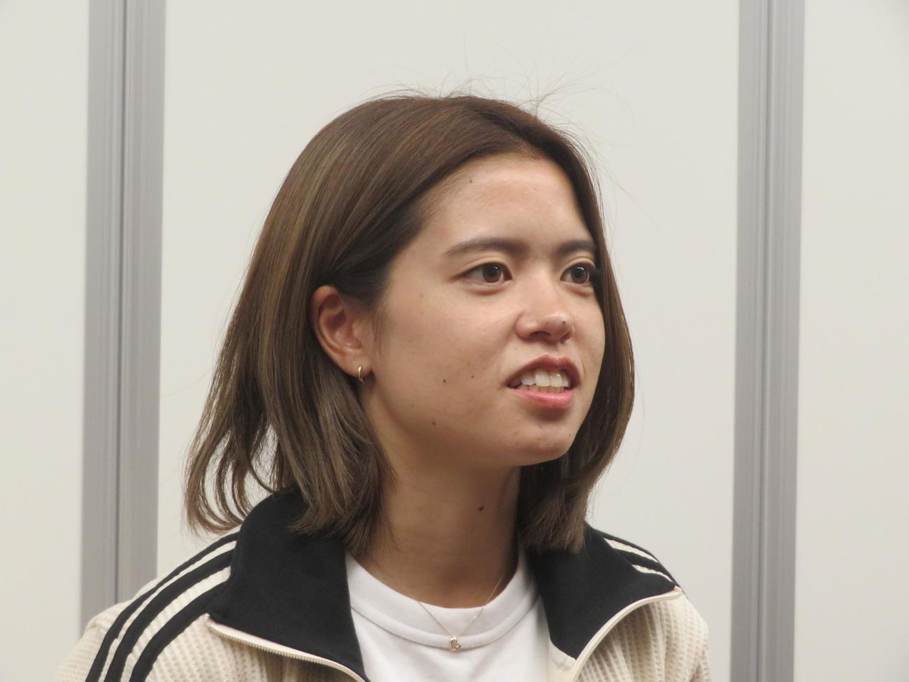 イングランド出発前に取材に応じたサッカー女子日本代表MF長谷川唯（撮影・佐藤成）