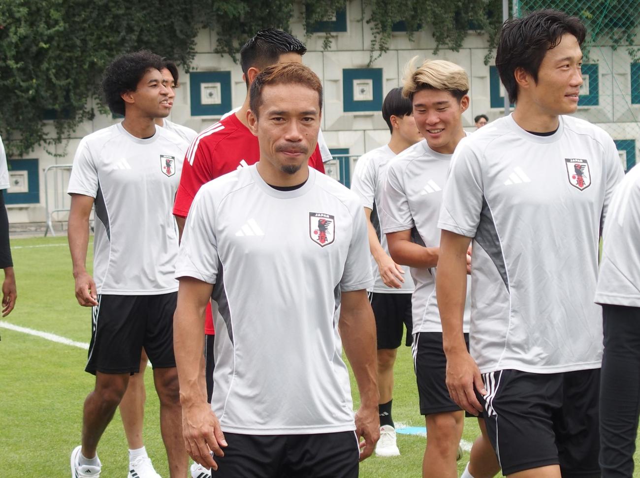 前日の中国戦で2年7カ月ぶり出場を果たした日本代表DF長友（撮影・永田淳）