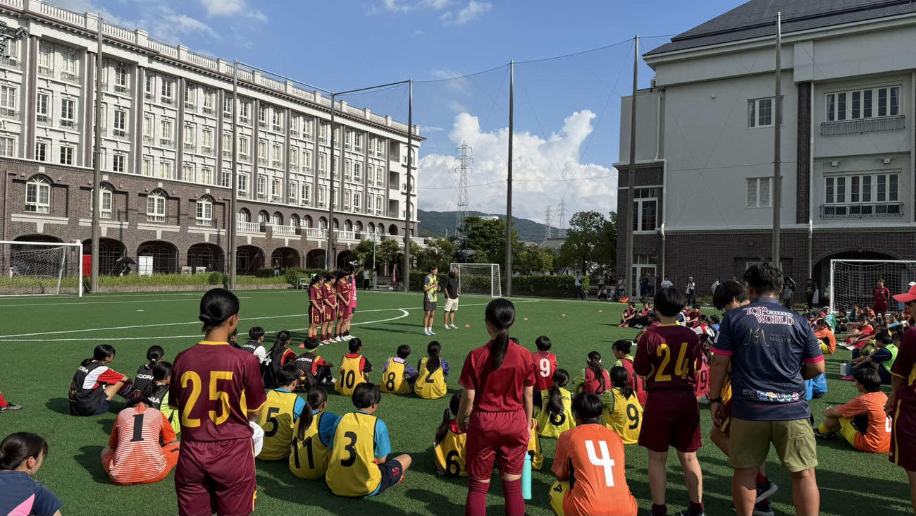 小学生から高校生200人を前にサッカークリニックを行ったなでしこジャパン熊谷紗希（主催者提供）