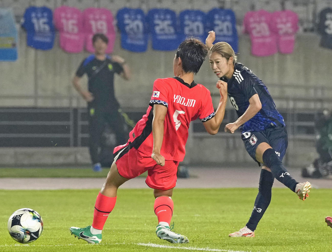 日本対韓国　前半、先制ゴールを決める成宮（右）（共同）