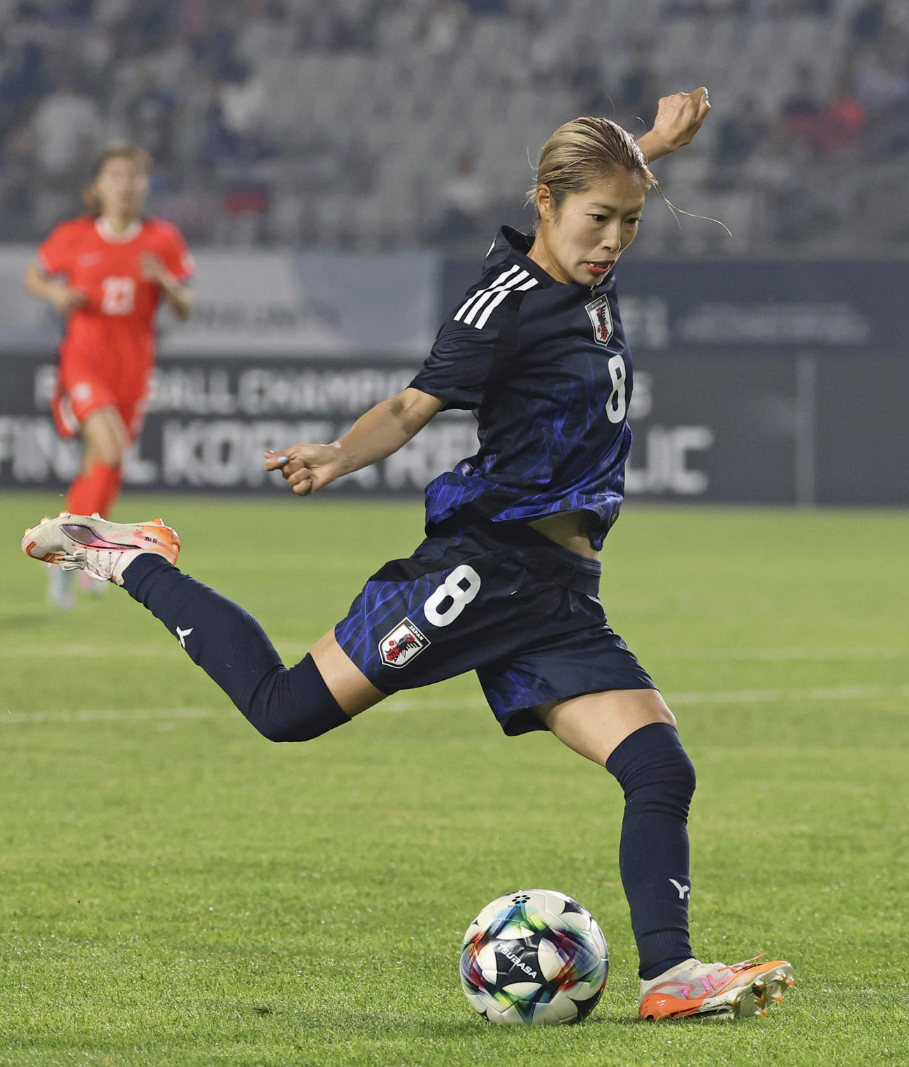 日本対韓国　前半、先制ゴールを決める成宮（共同）