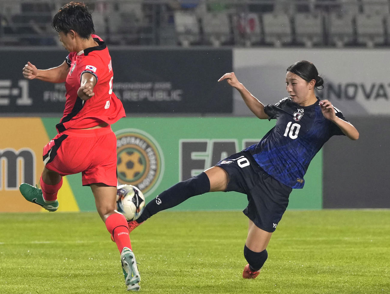 日本対韓国　後半、ゴールを狙う塩越（右）（共同）