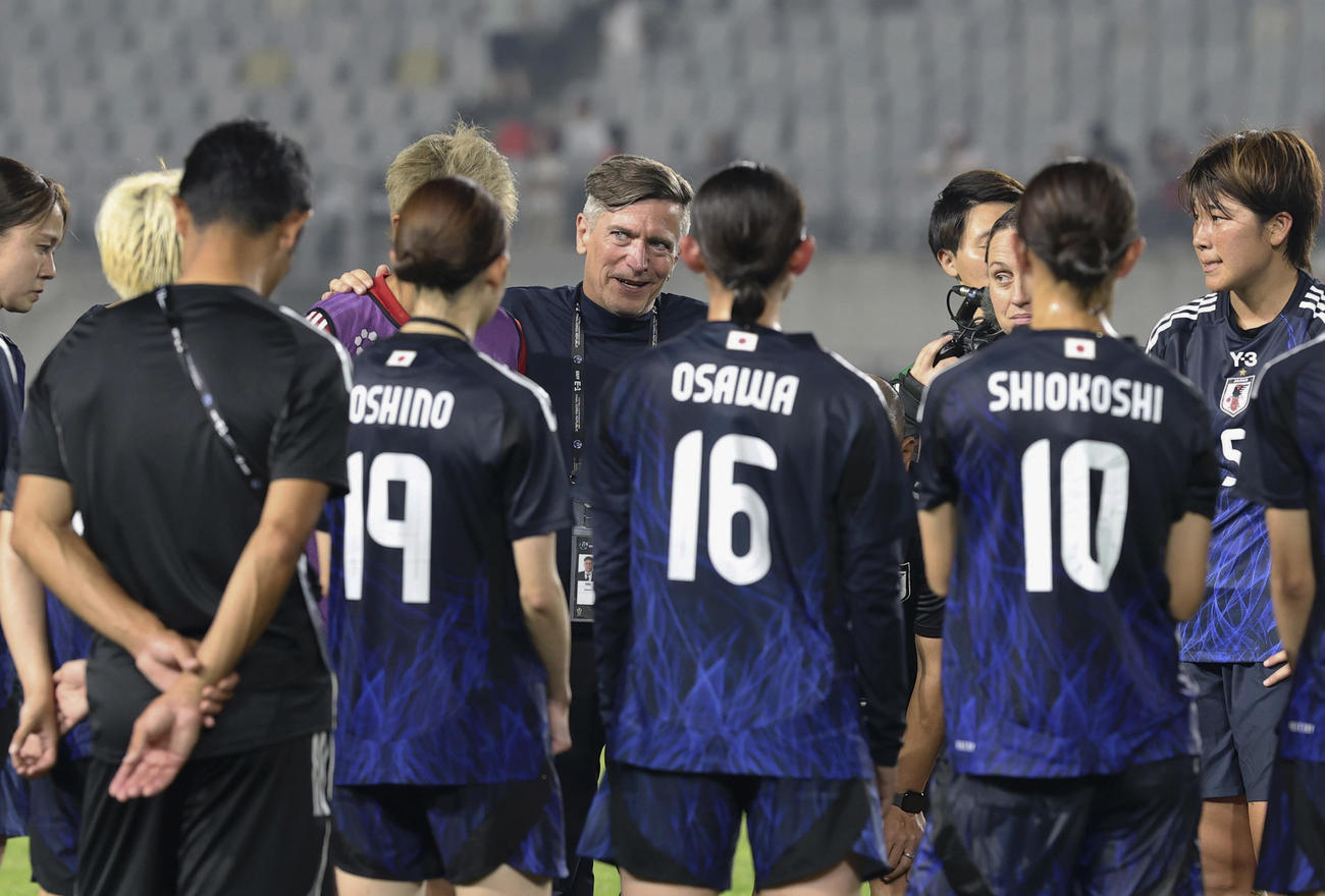 日本対韓国　韓国戦を終え、選手と話すニールセン監督（中央）（共同）