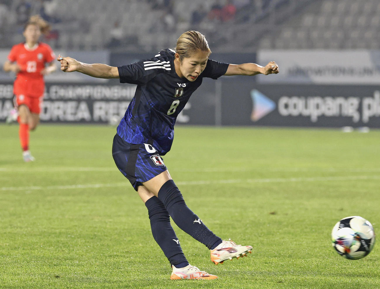 日本対韓国　前半、先制ゴールを決める成宮（共同）