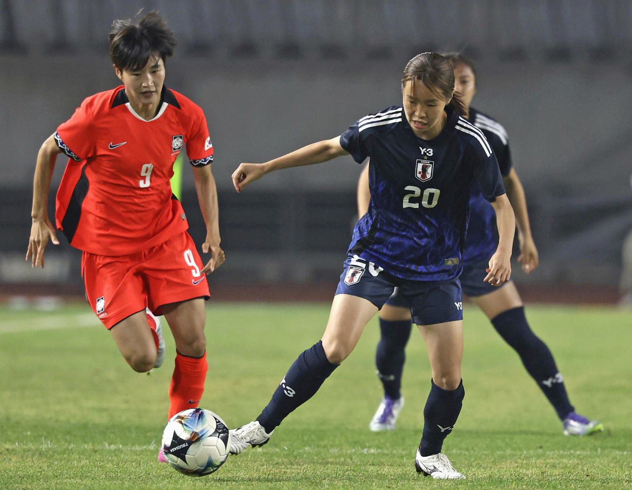 日本対韓国　前半、競り合う愛川（右）（共同）