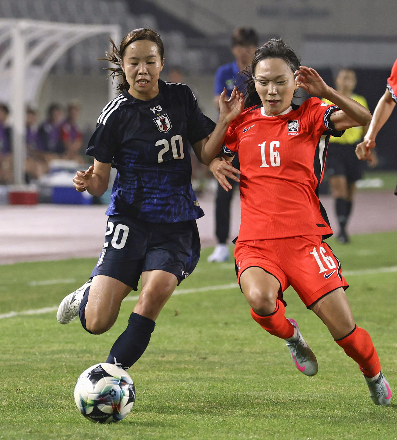 日本対韓国　前半、競り合う愛川（左）（共同）