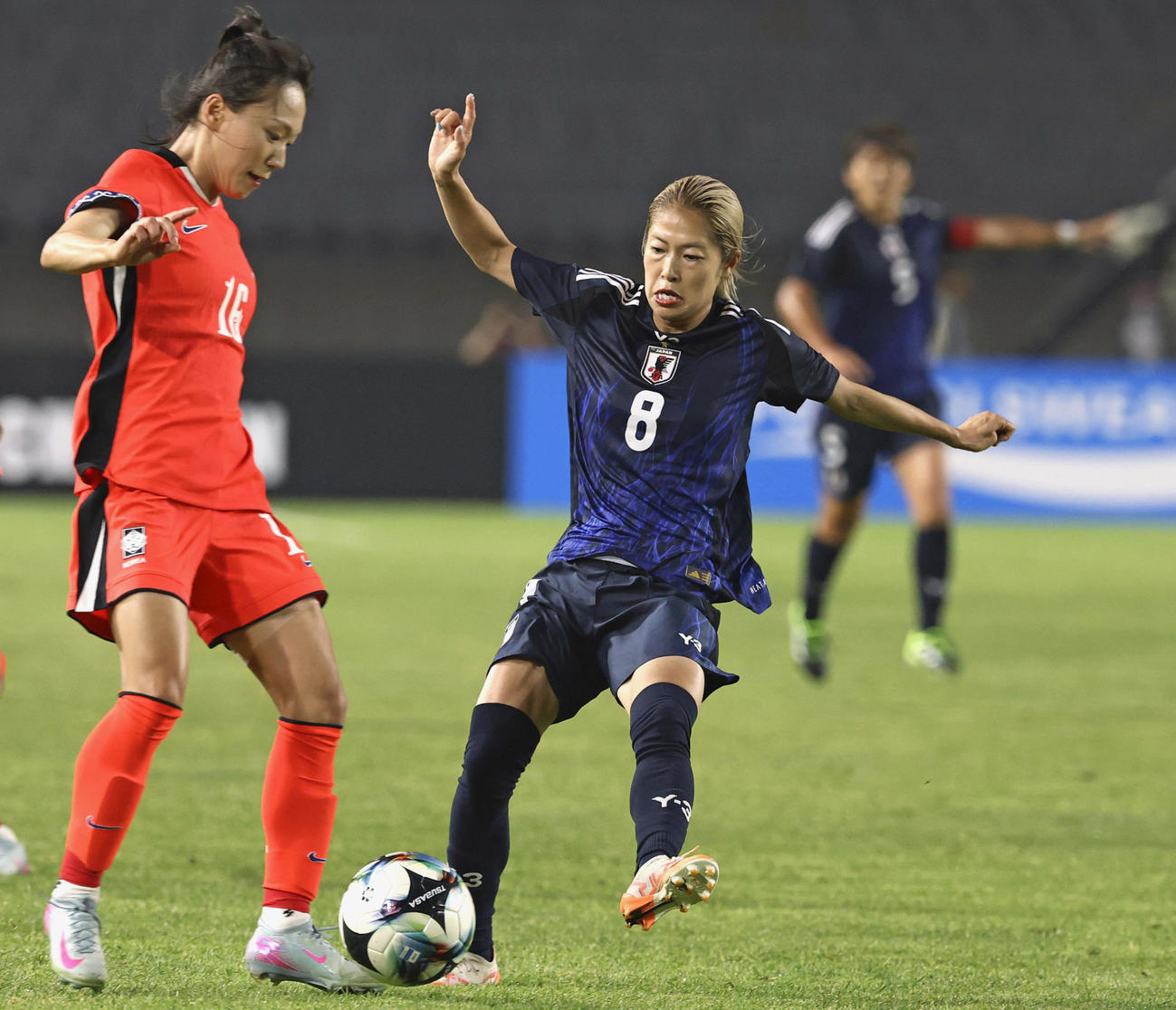 日本対韓国　前半、競り合う成宮（右）（共同）