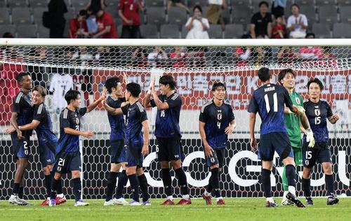 韓国に競り勝ち、喜ぶ日本代表(共同)