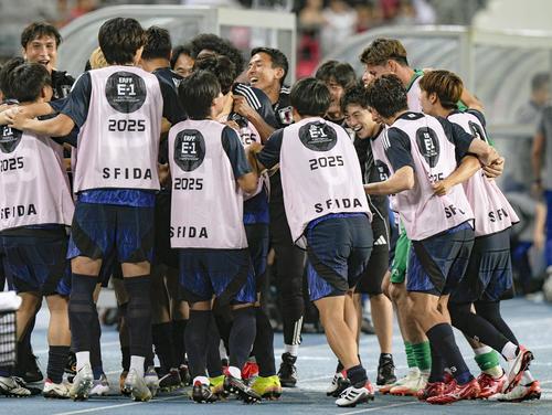 日本対韓国 韓国に競り勝ち、喜ぶ日本代表(共同)