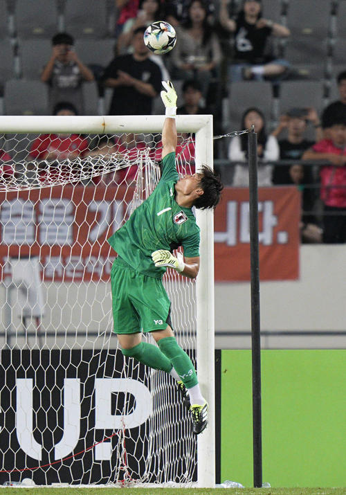 日本対 韓国 後半、セーブするGK大迫(共同)