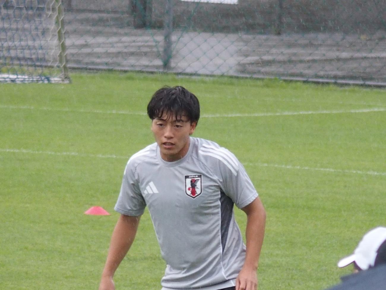 ボール回しに参加する日本代表MF相馬（撮影・永田淳）