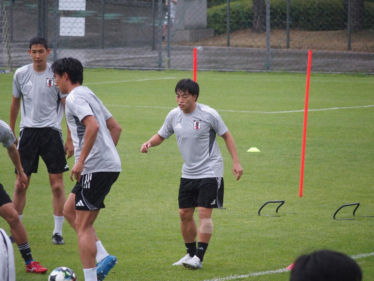 ボール回しに参加する日本代表MF相馬（撮影・永田淳）
