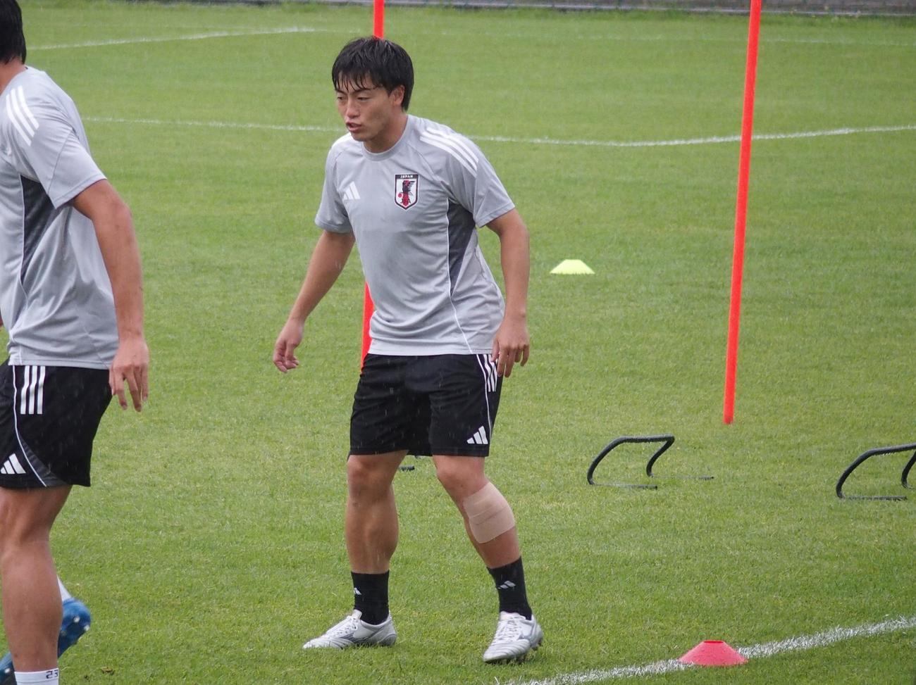 ボール回しに参加する日本代表MF相馬（撮影・永田淳）