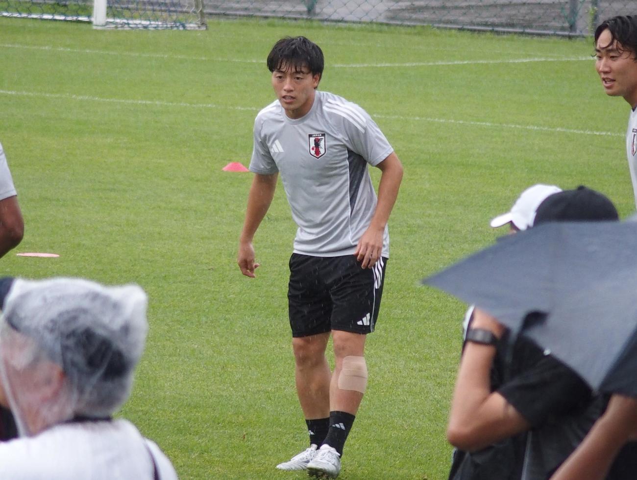 ボール回しに参加する日本代表MF相馬（撮影・永田淳）
