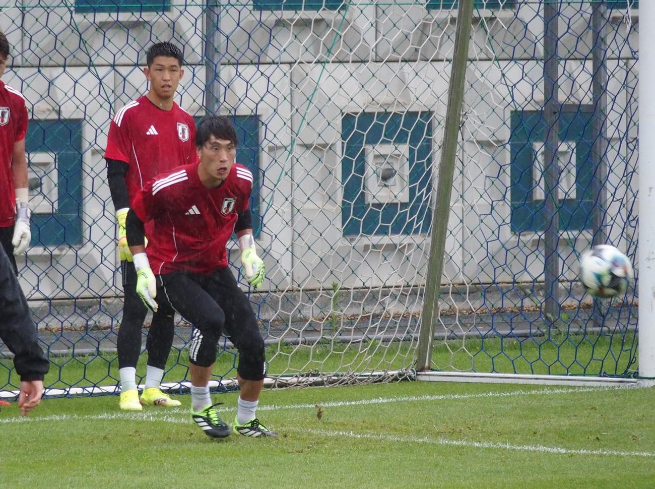 シュートに反応する日本代表GK大迫（撮影・永田淳）