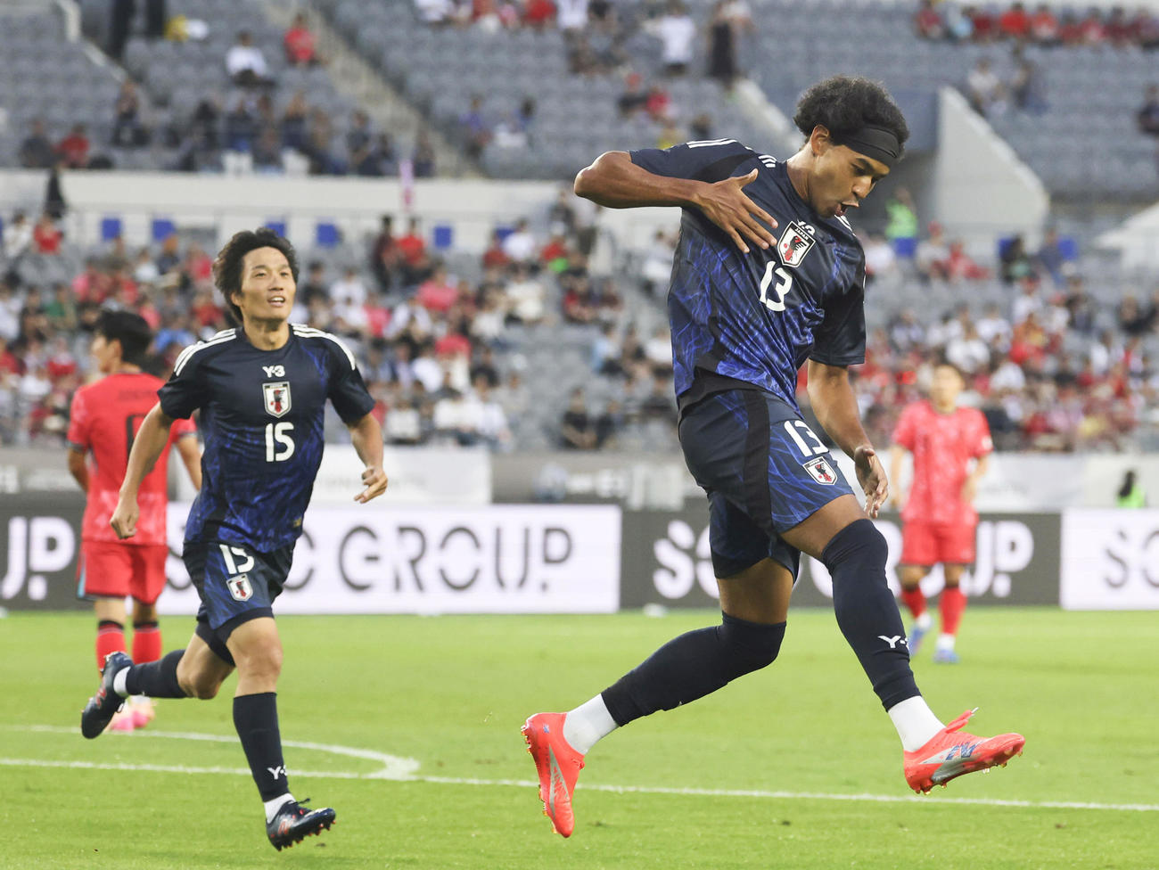 日本対韓国　前半、先制ゴールを決め喜ぶジャーメイン（右）（共同）