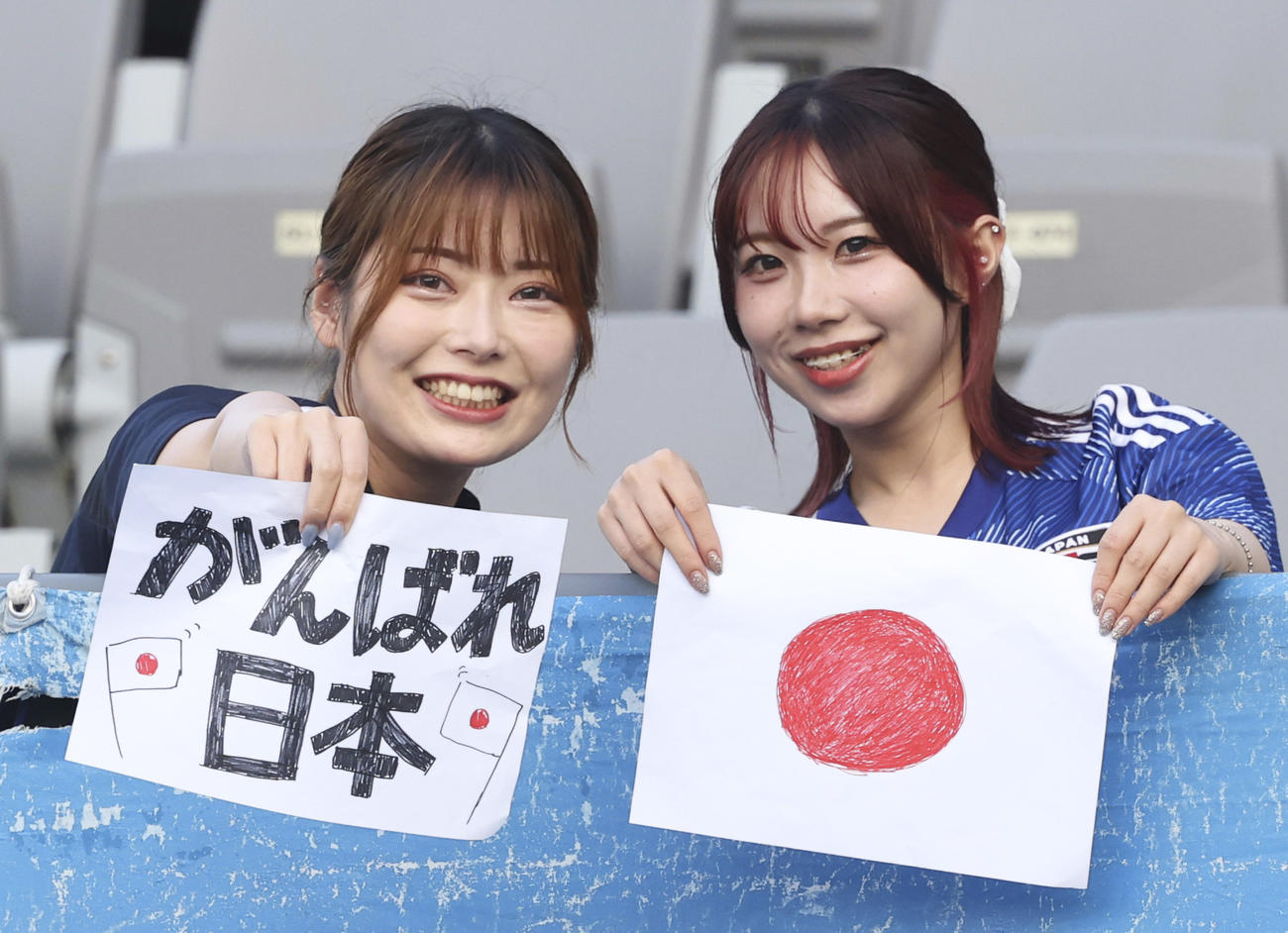 韓国戦に駆けつけた日本サポーター（共同）