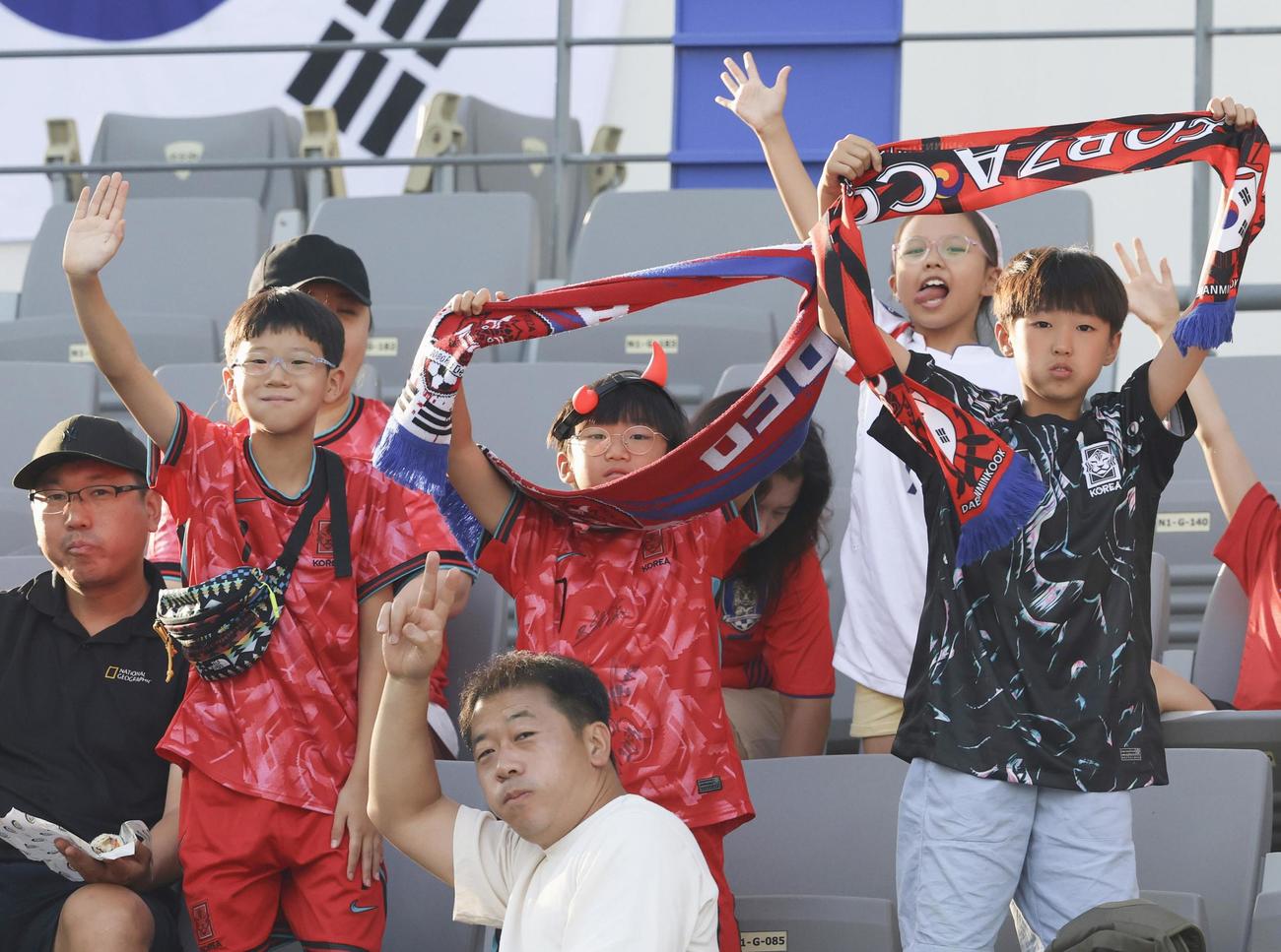 日本戦で盛り上がる韓国サポーター＝龍仁（共同）