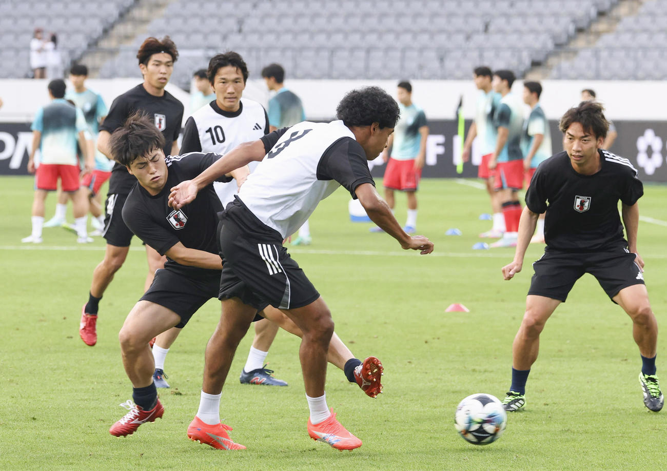 韓国戦を前にウオーミングアップする日本代表＝龍仁（共同）