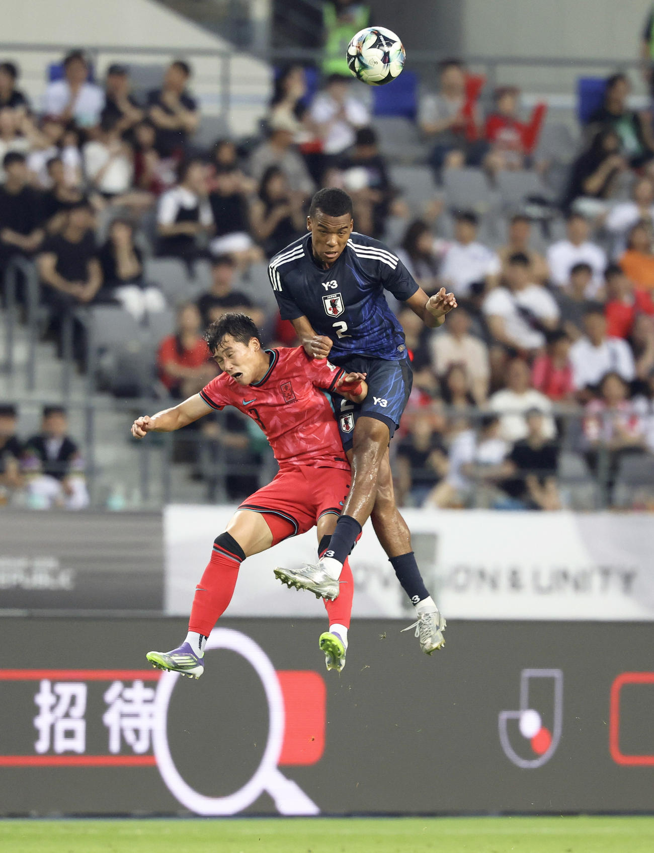 日本―韓国　前半、空中で競り合う望月（右）＝龍仁（共同）