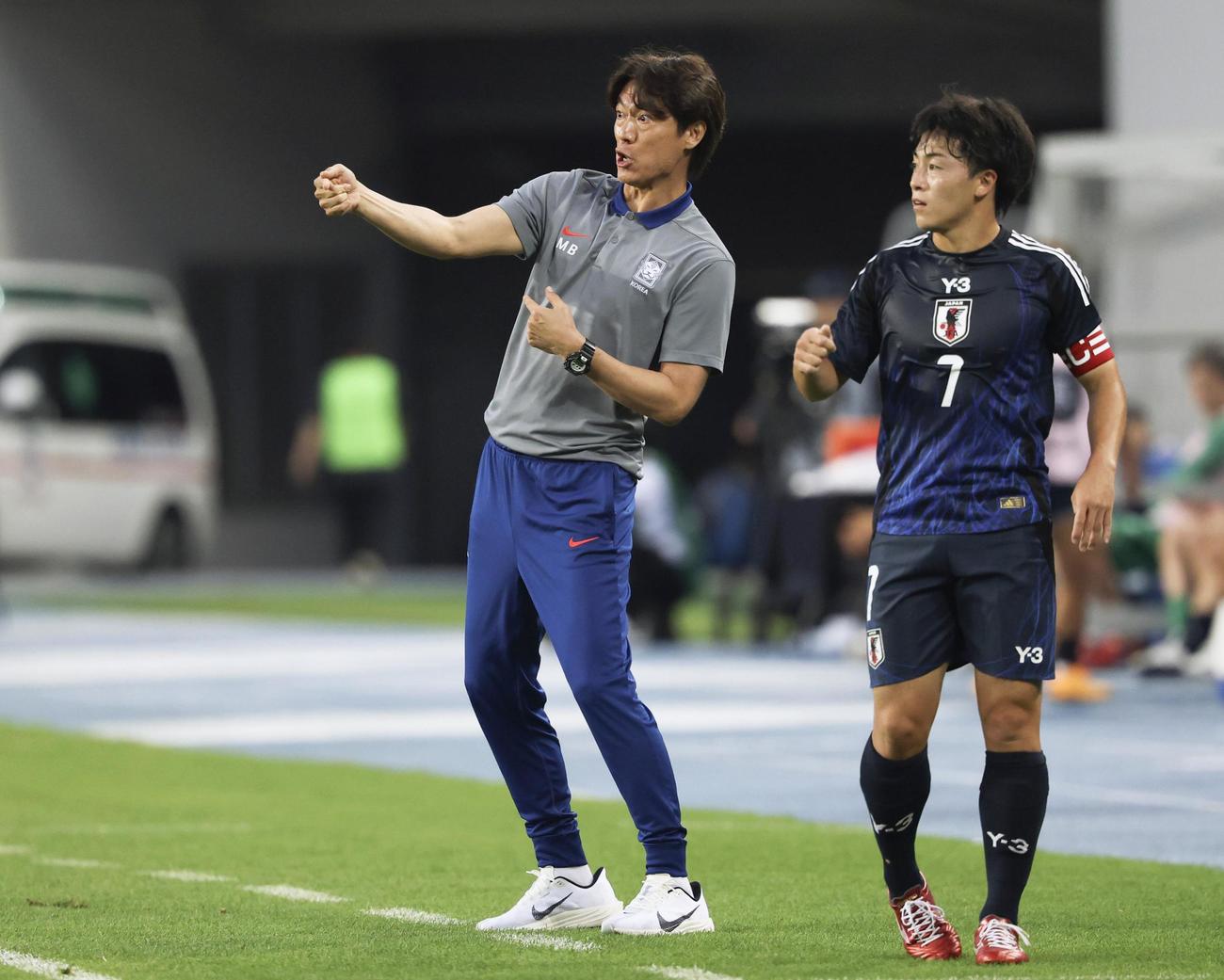 日本―韓国　前半、指示を出す韓国の洪明甫監督（左）＝龍仁（共同）