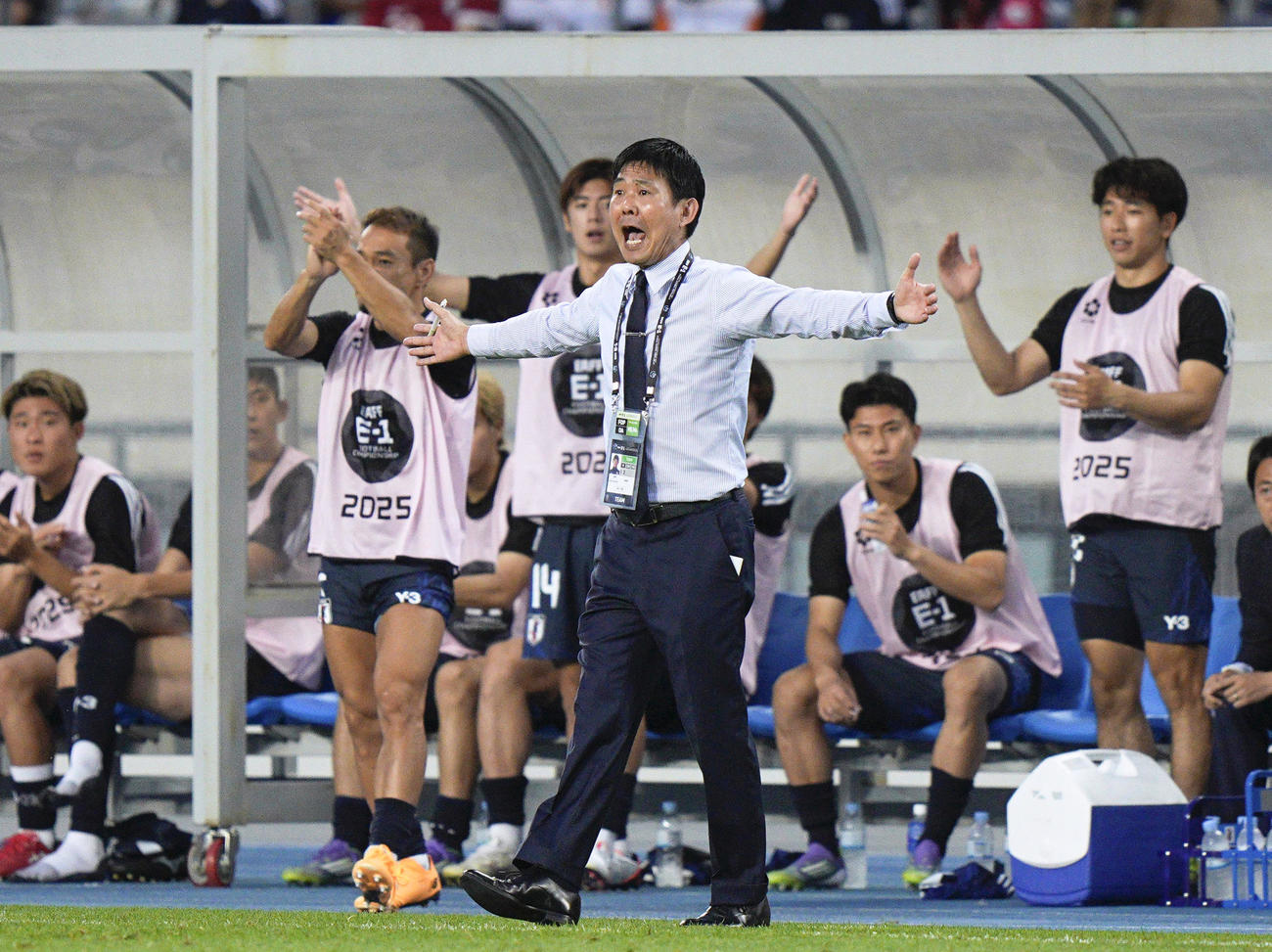 日本―韓国　前半、アピールする森保監督＝龍仁（共同）