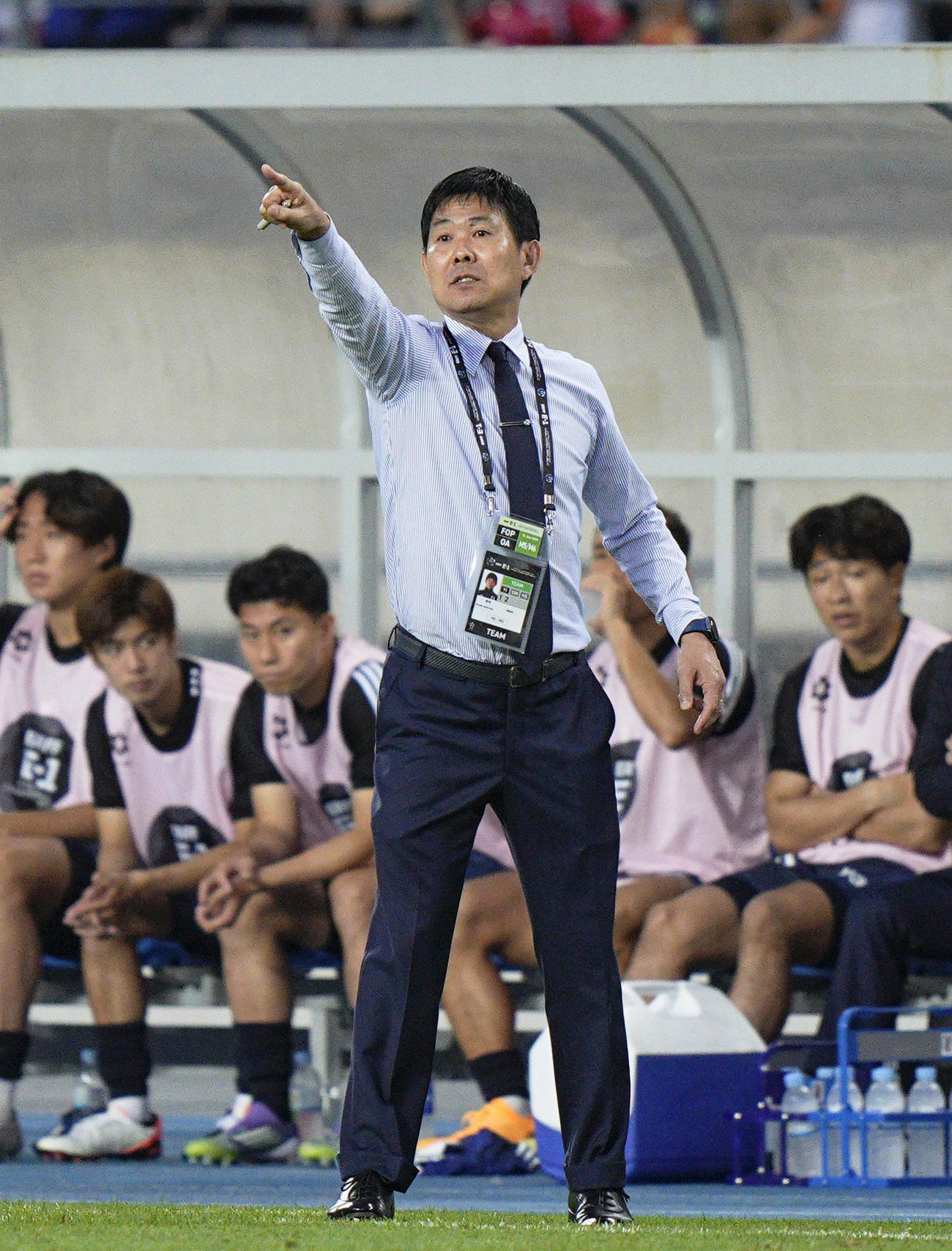 日本―韓国　前半、指示を出す森保監督＝龍仁（共同）