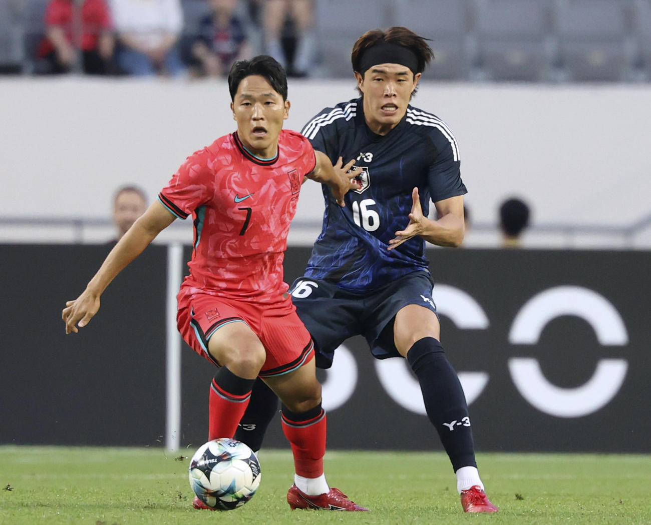 日本対韓国　前半、競り合う韓国の羅相浩（左）と安藤（共同）