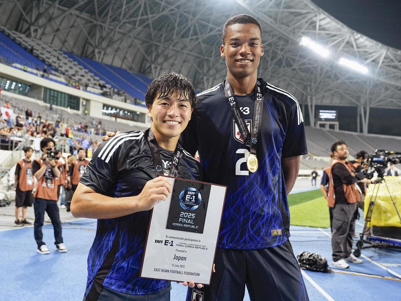優勝を果たし笑顔で写真に納まる相馬（左）と望月（共同）