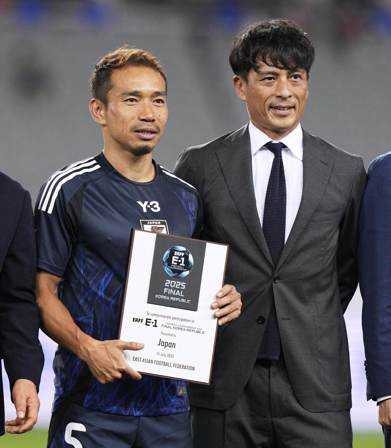表彰式で写真に納まる長友（左）と日本サッカー協会の宮本恒靖会長（共同）