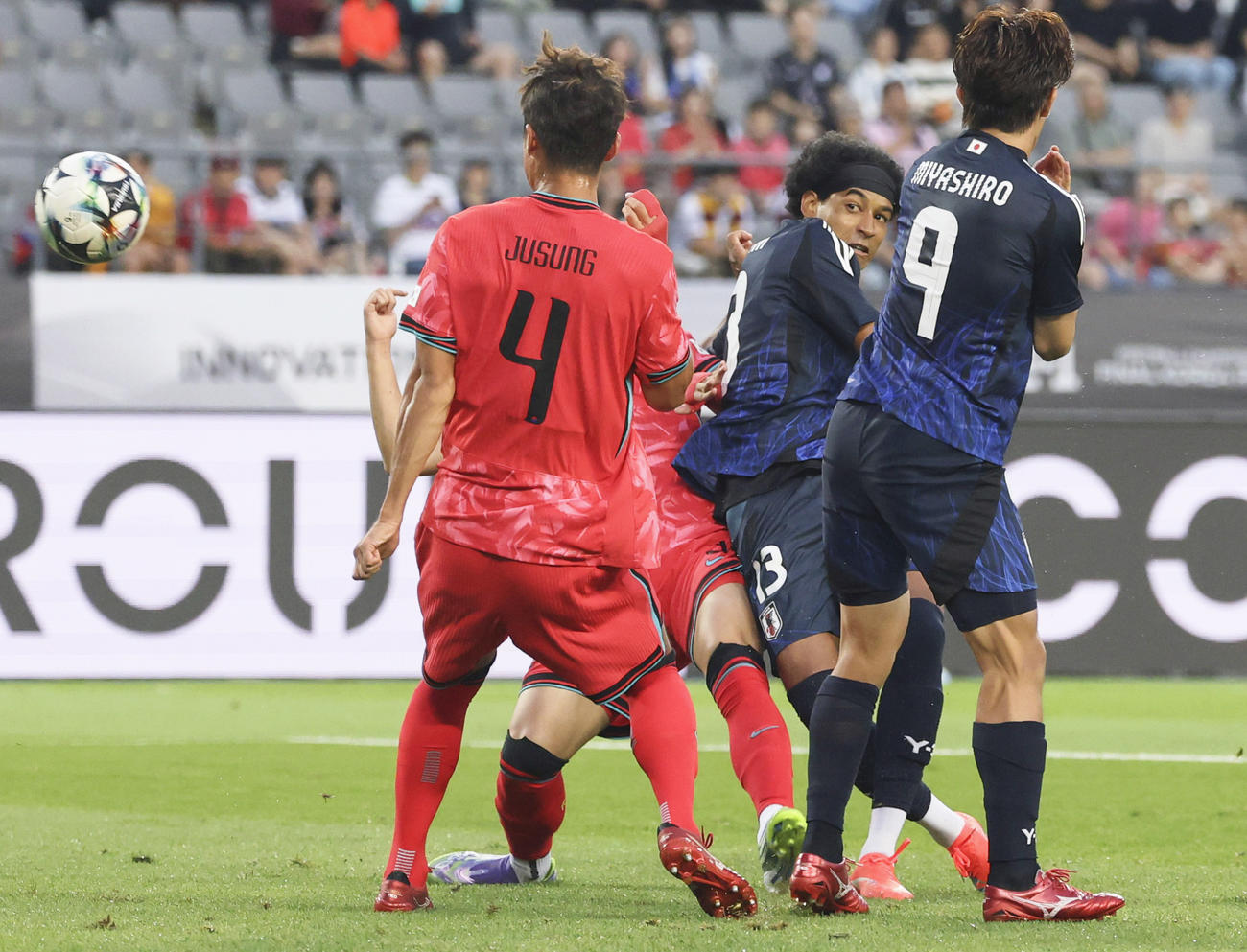日本対韓国　前半、先制ゴールを決めるジャーメイン（中央）（共同）