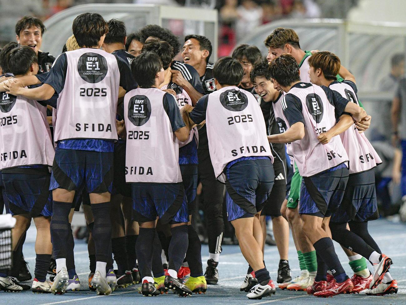 日本対韓国　韓国に競り勝ち、喜ぶ日本代表（共同）
