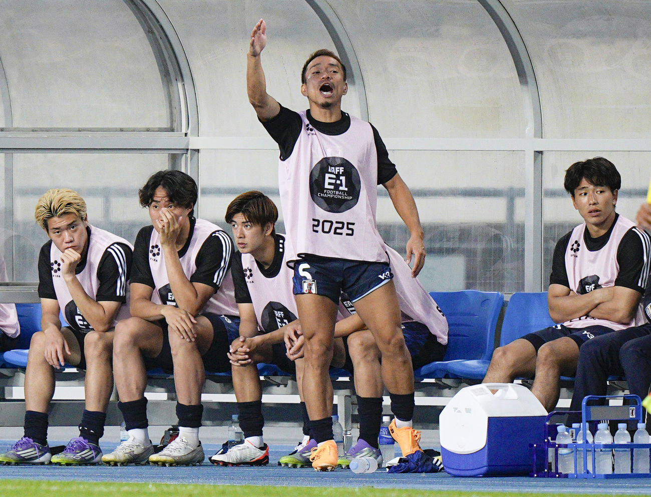 日本対韓国　前半、ベンチ前から選手を鼓舞する長友（右から2人目）（共同）
