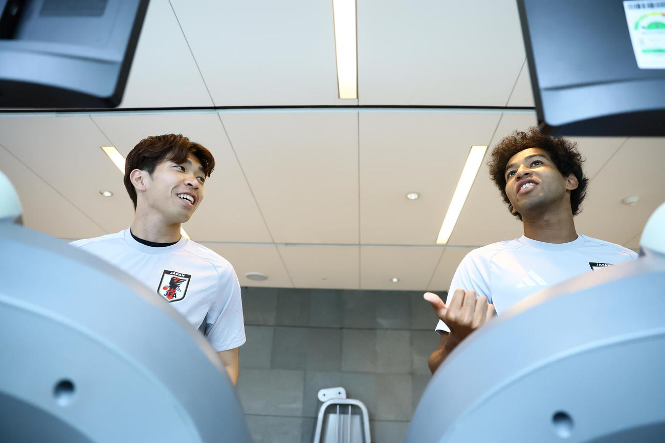 ホテルのジムでトレーニングするFW宮代大聖（左）とFWジャーメイン良（C）JFA（2025年7月6日撮影）
