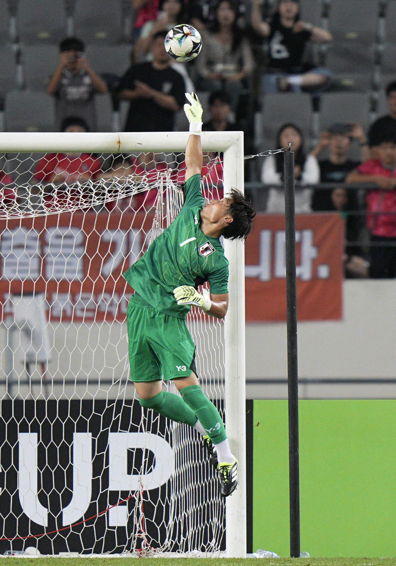 日本対　韓国　後半、セーブするGK大迫（共同）