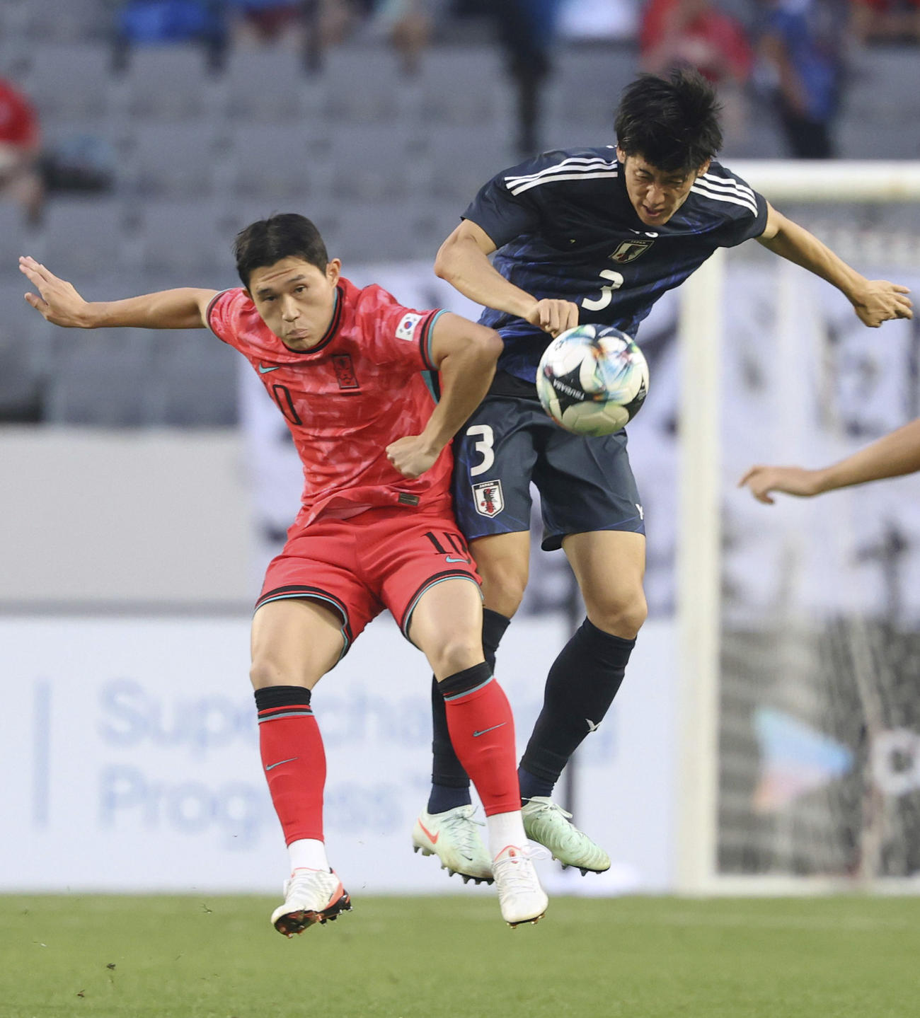 日本対韓国　前半、競り合う荒木（右）（共同）