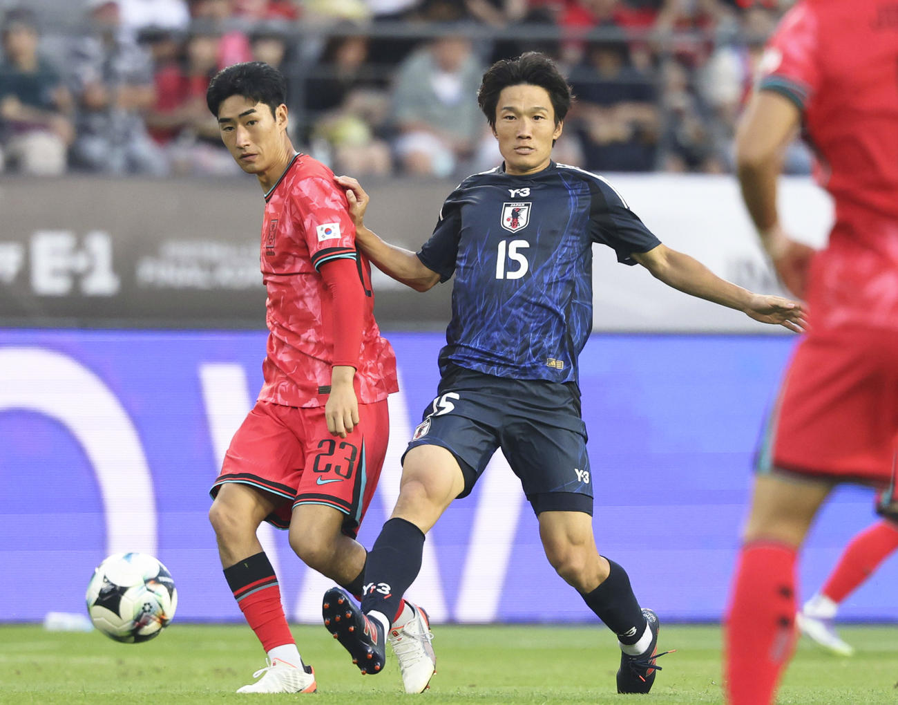 日本対韓国　前半、競り合う稲垣（右）（共同）