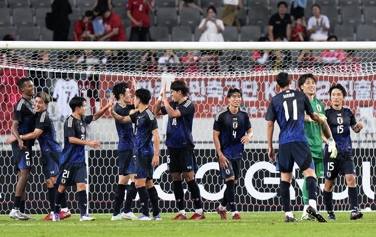 韓国に競り勝ち、喜ぶ日本代表（共同）