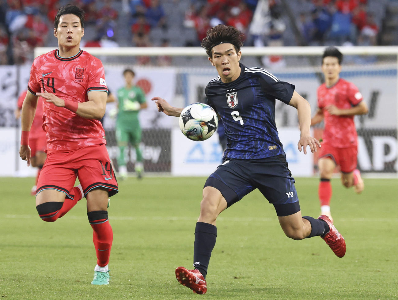 日本対韓国　前半、攻め込む宮代（右）（共同）