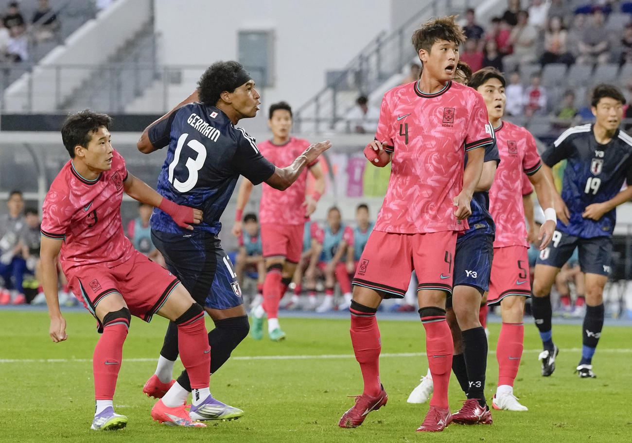 日本対韓国　前半、先制ゴールを決めるジャーメイン（共同）