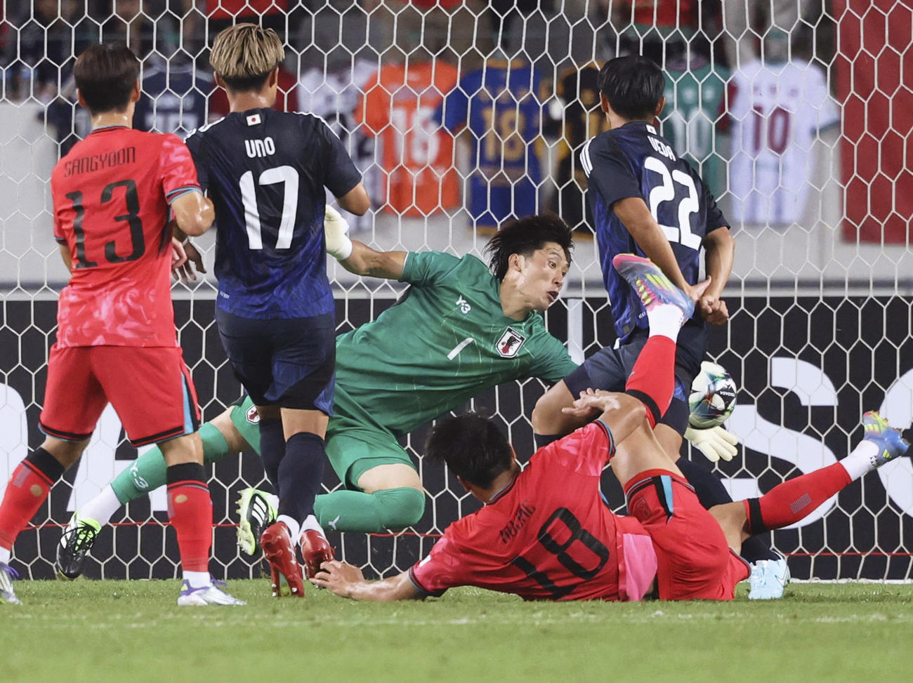 日本対韓国　後半、韓国のシュートを阻むGK大迫（中央）（共同）