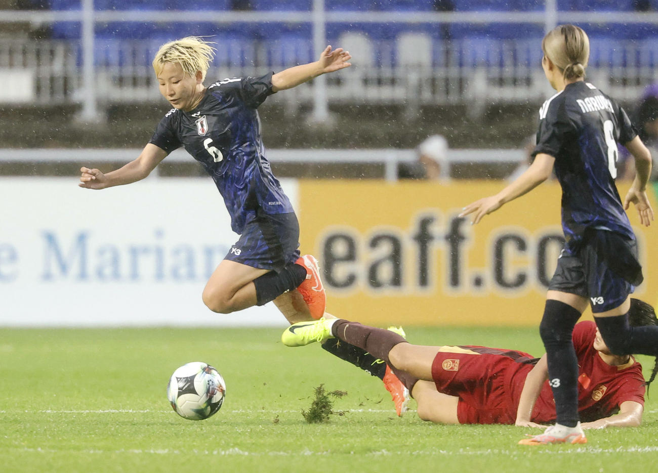 後半、競り合う菅野（左、共同）