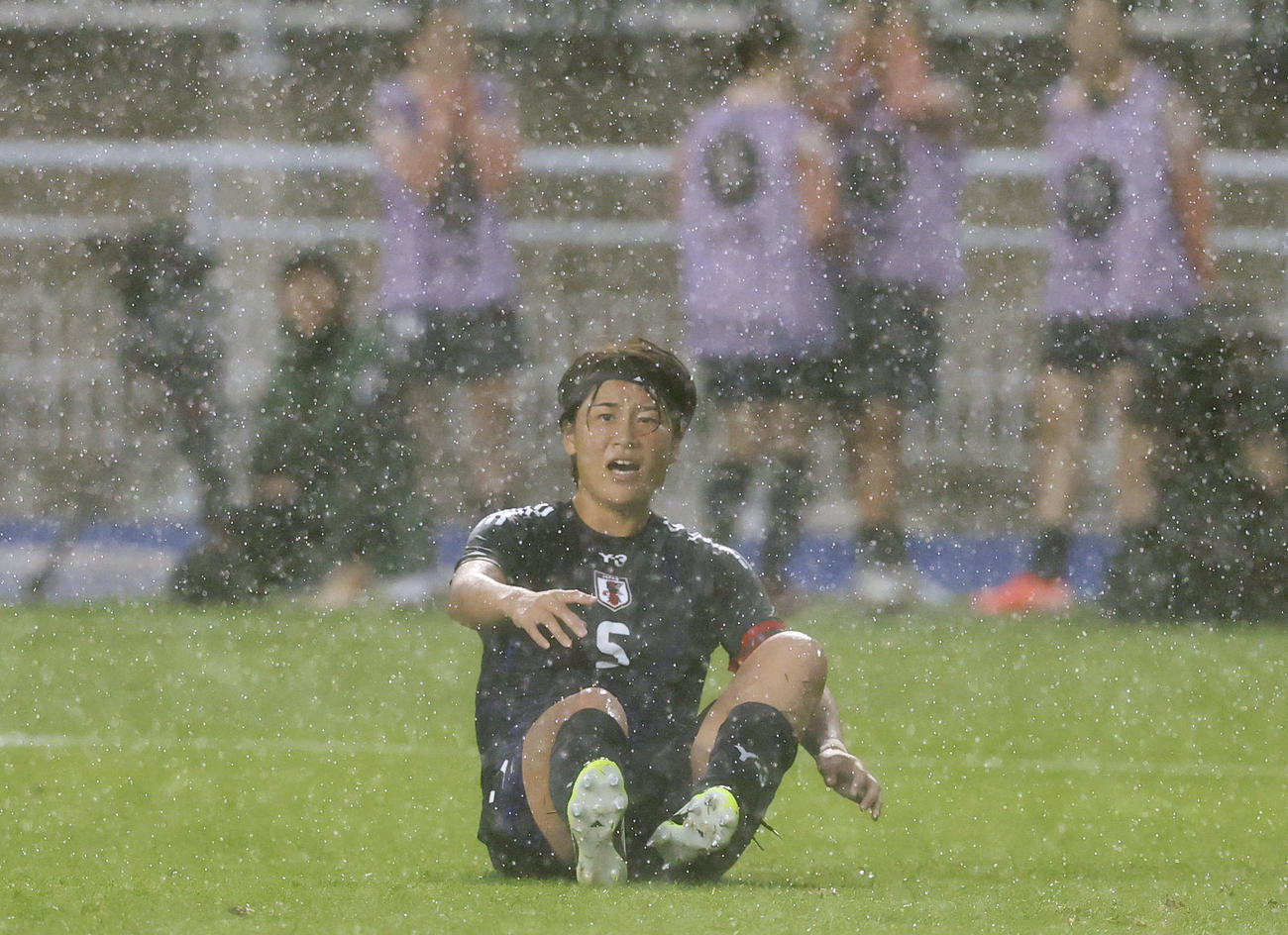 試合終了間際、決定機を逃し悔しがる高橋（共同）