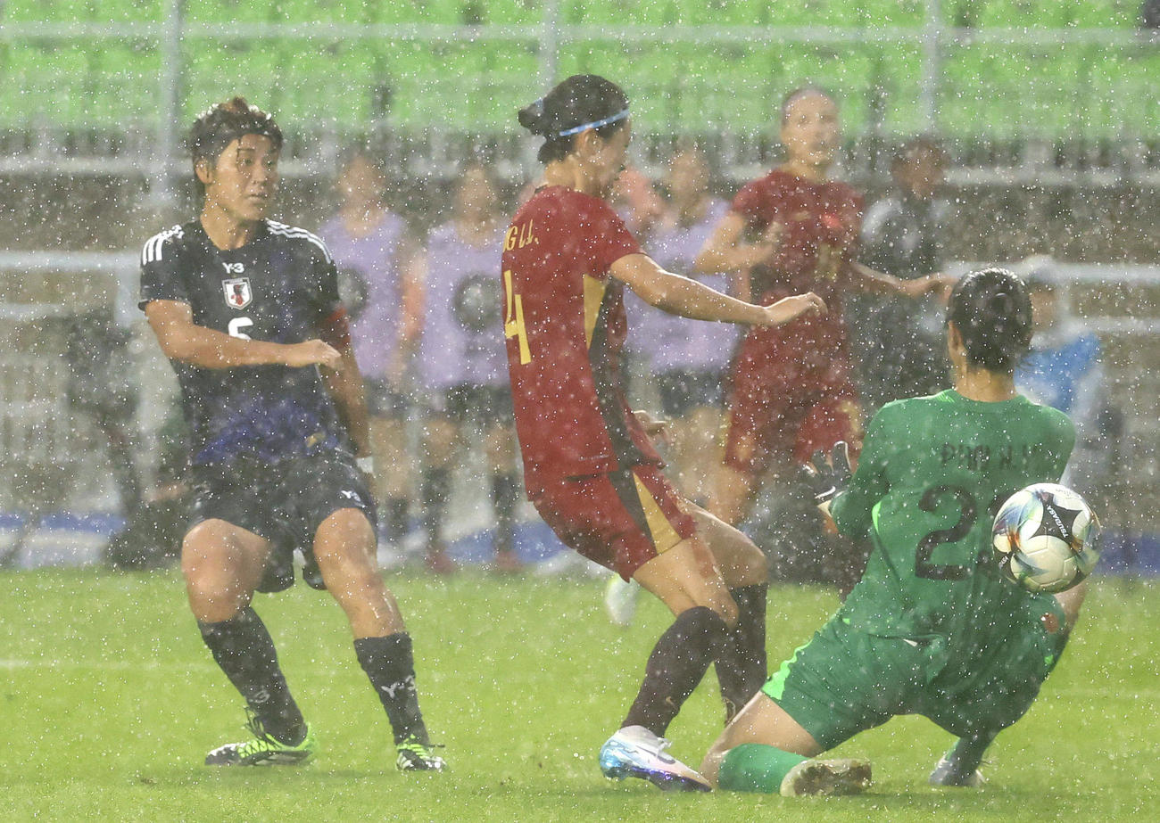 試合終了間際、ゴールを狙う高橋（左、共同）