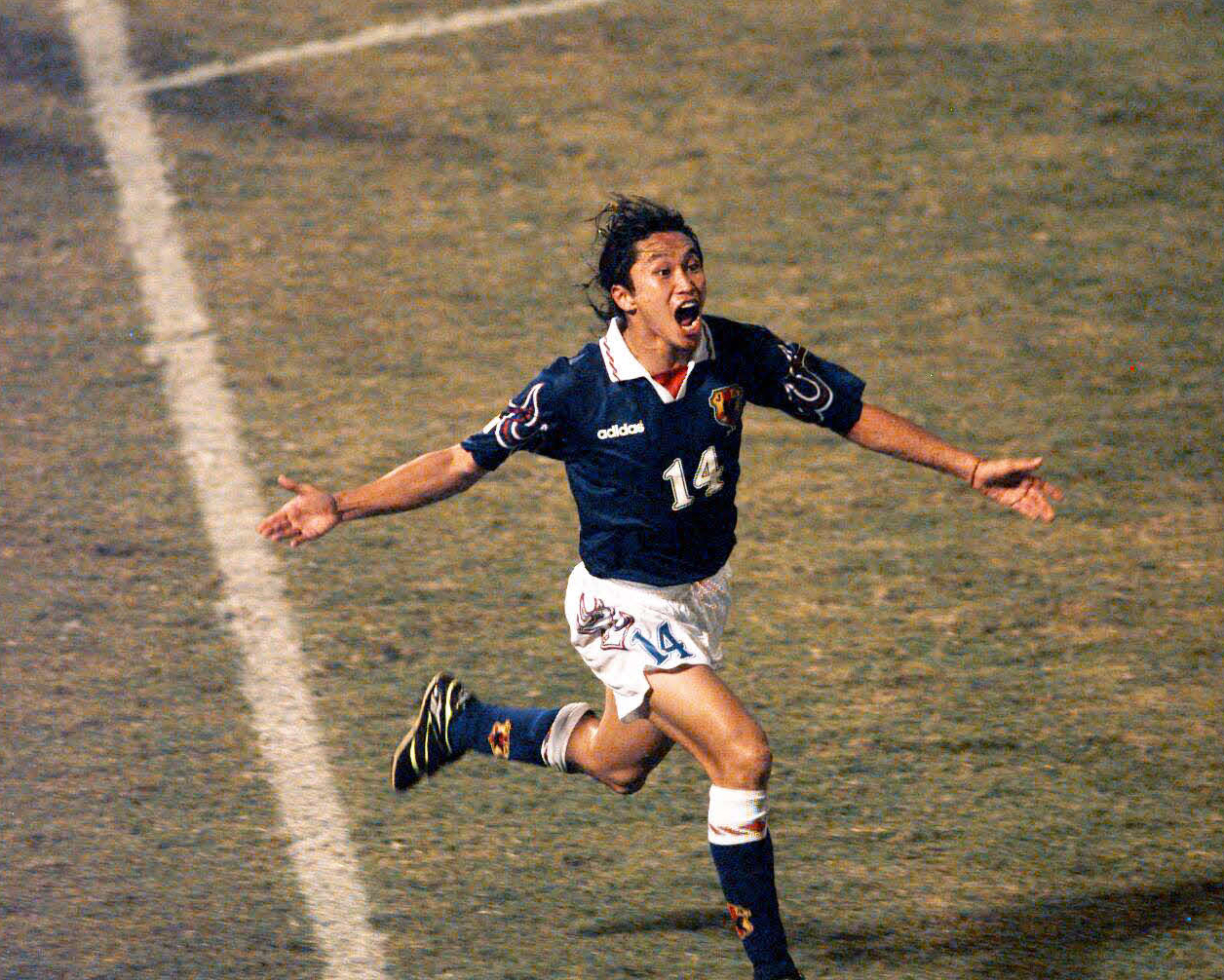 1997年11月、イラン戦で決勝ゴールを決め喜ぶ岡野